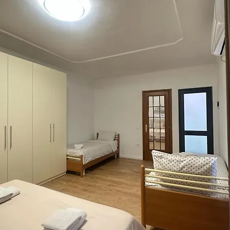 Duplex Up To 10 Guests 2 Baths & Kitchen