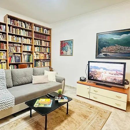 Duplex Up To 10 Guests 2 Baths & Kitchen *