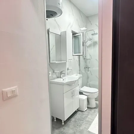 Duplex Up To 10 Guests 2 Baths & Kitchen *