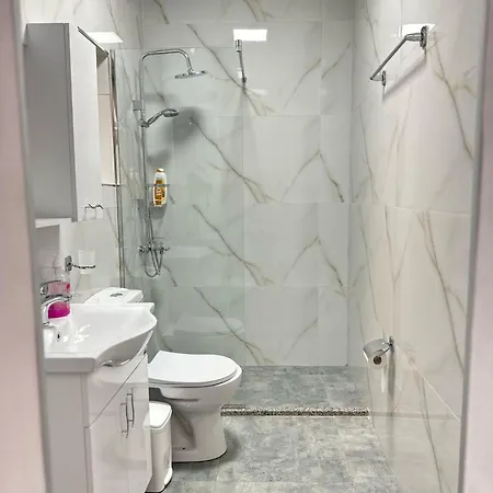 빌라 Duplex Up To 10 Guests 2 Baths & Kitchen 티라나