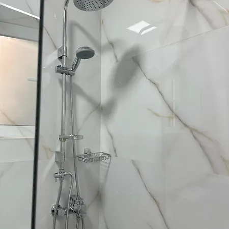빌라 Duplex Up To 10 Guests 2 Baths & Kitchen 티라나